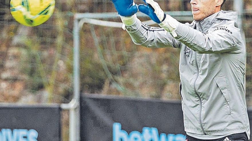 Rubén detiene un balón en un reciente entrenamiento. |  // RC CELTA