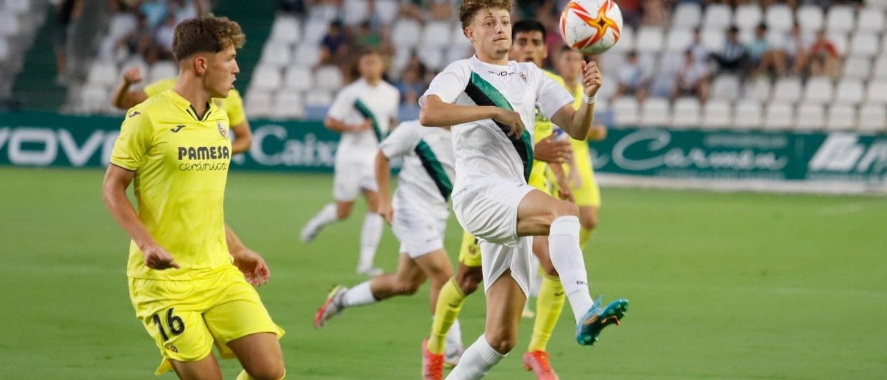 Simo Bouzaidi, durante un lance del encuentro ante el Villarreal B en El Arcángel.