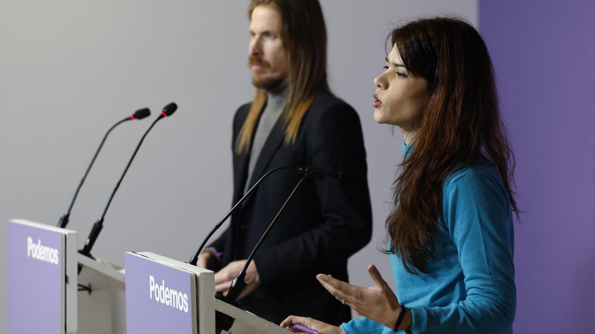 Isa Serra y Pablo Fernández, en la rueda de prensa de Podemos.