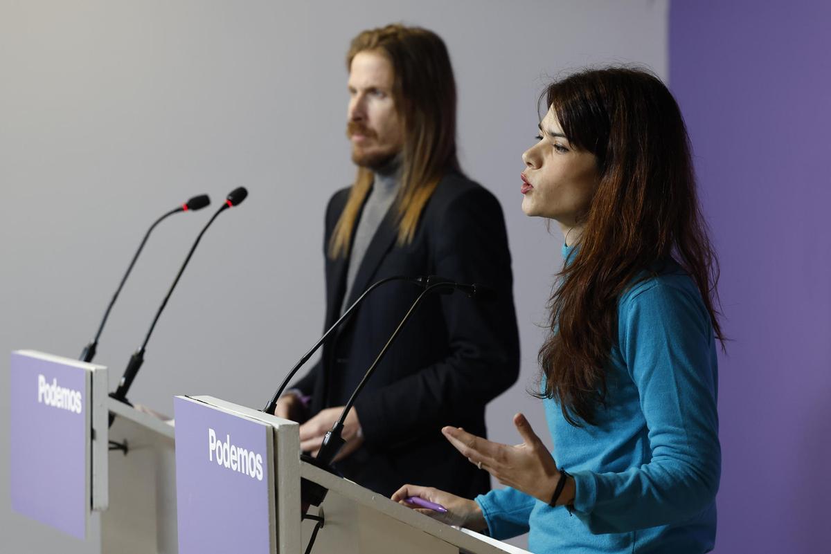 Isa Serra y Pablo Fernández, en la rueda de prensa de Podemos.