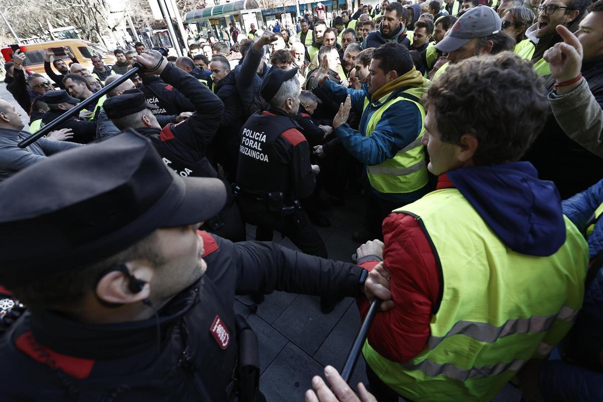 Los agricultores intentan entrar al Parlamento de Navarra por la fuerza