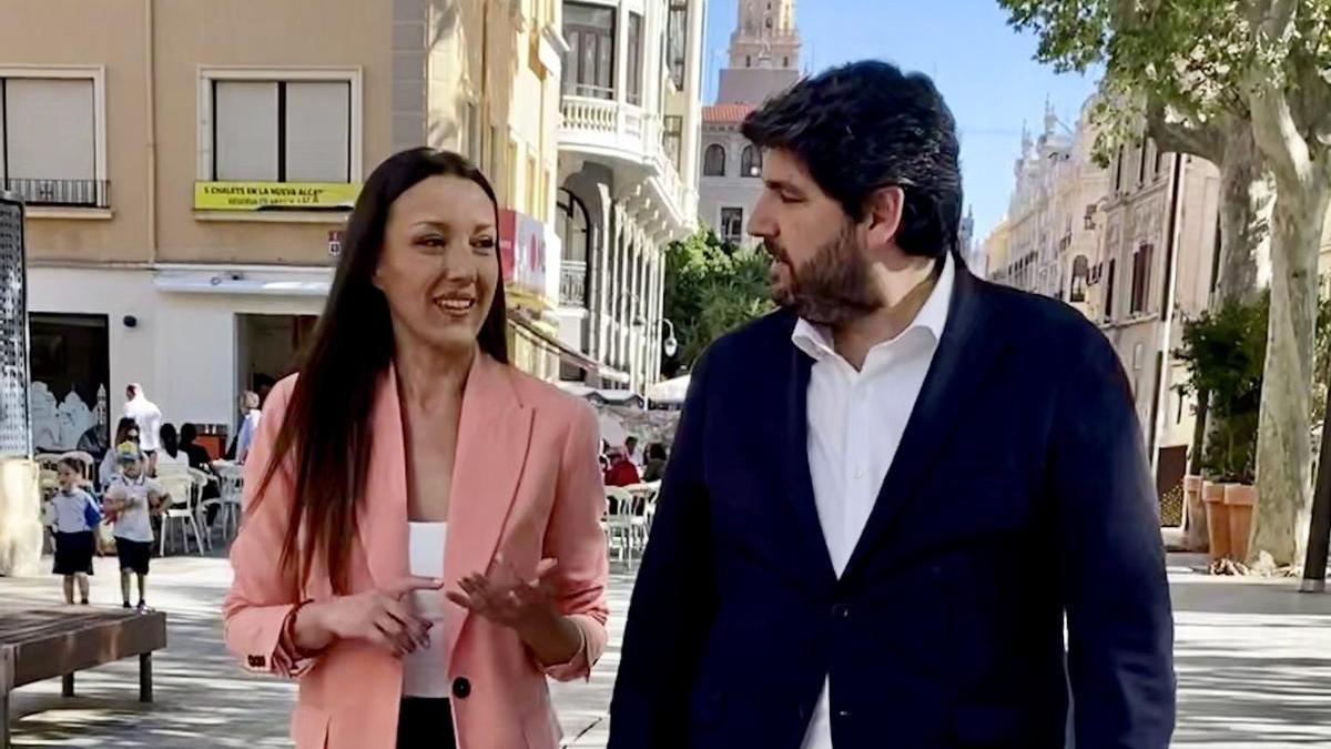 Carmen Conesa y López Miras, caminando por el Paseo Alfonso X El Sabio.