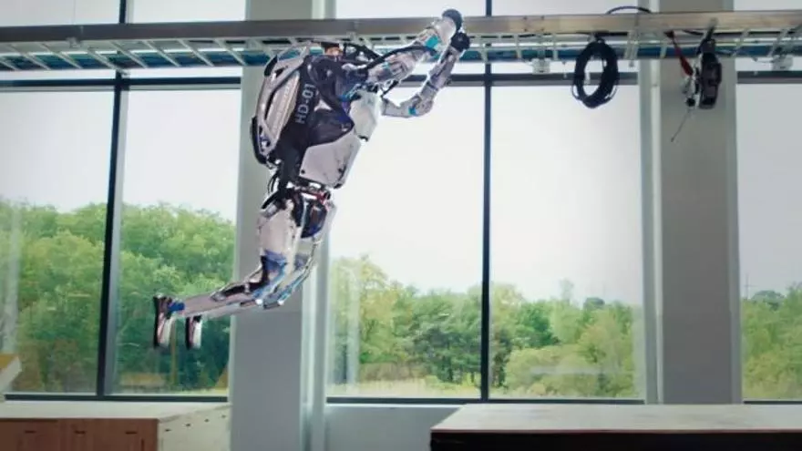 El robot Atlas de Boston Dynamics haciendo parkour en una demostración de la compañía este martes.