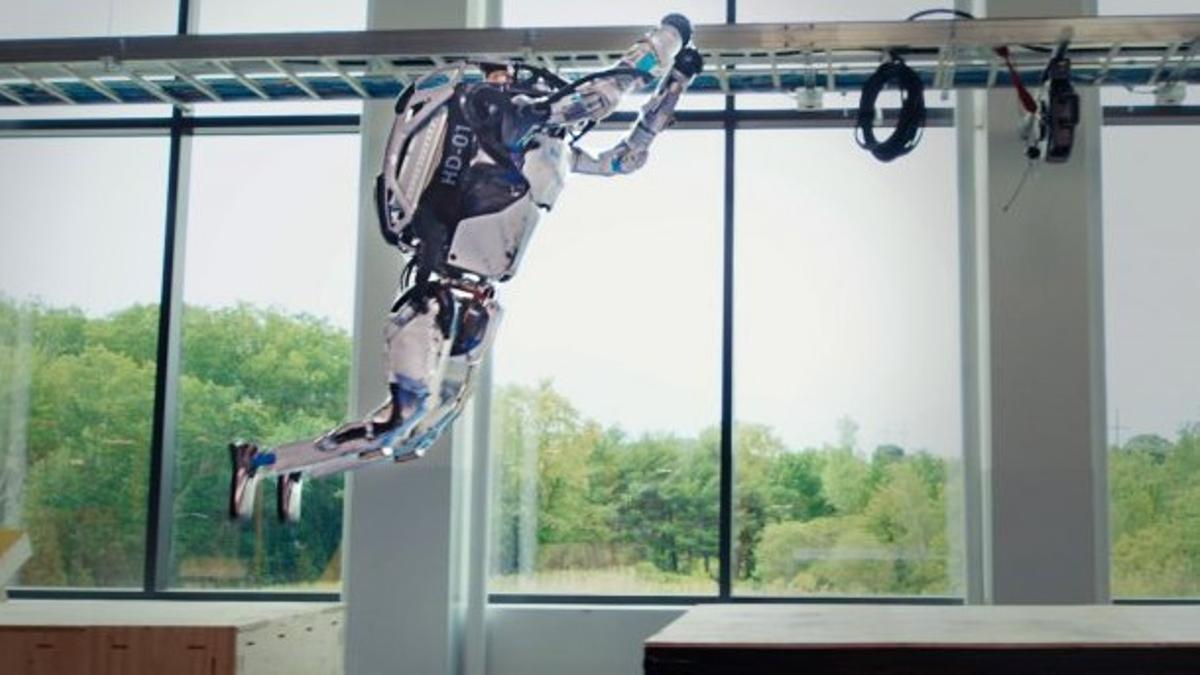 El robot Atlas de Boston Dynamics haciendo parkour en una demostración de la compañía este martes.