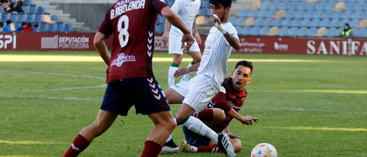 Charles le roba el balón a Calderón durante el encuentro entre el Pontevedra y el Córdoba CF, este domingo, en Pasarón.