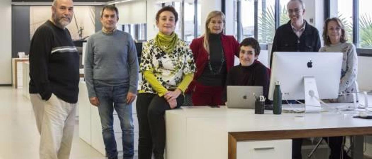 José M. Pérez Burgos, Faust Ripoll, Rosa Castells, Mari Carmen Román, Laura Urrutia, José Alberto Cortés y Joserre Pérezgil, en el Museo Volvo.