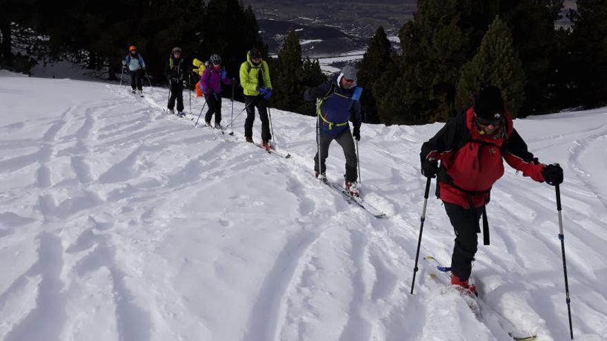 Grup de gent en la neu