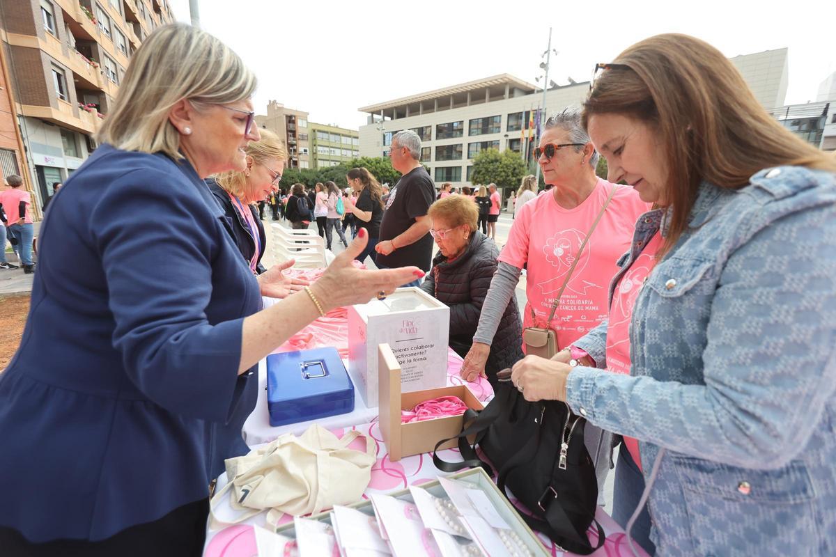 Las imágenes de la Marcha contra el Cáncer de Mama en Almassora