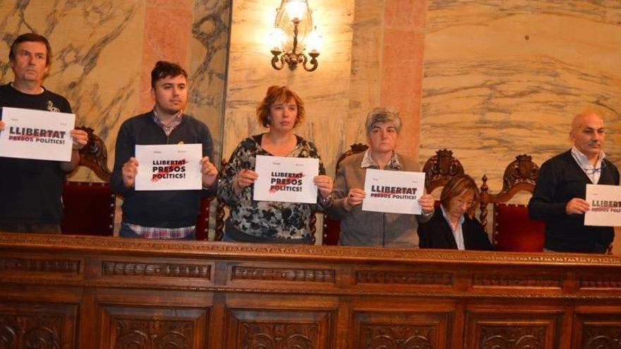 Regidors amb els cartells reclamant llibertat menys la del PSC asseguda, aquest dijous a s/n del ple