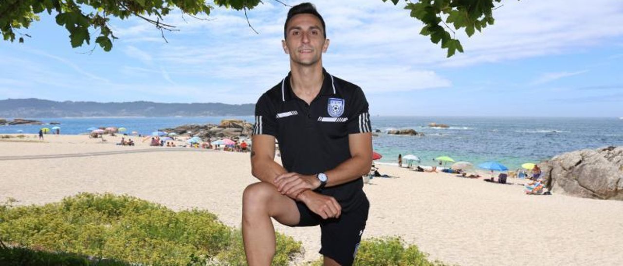 David Gómez, ayer en la playa de Lagos, en la parroquia de Beluso. // ALBA VILLAR