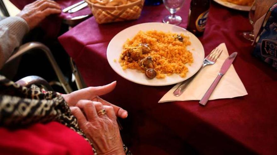 Un grupo de mayores come en un centro social de la ciudad de Alicante.