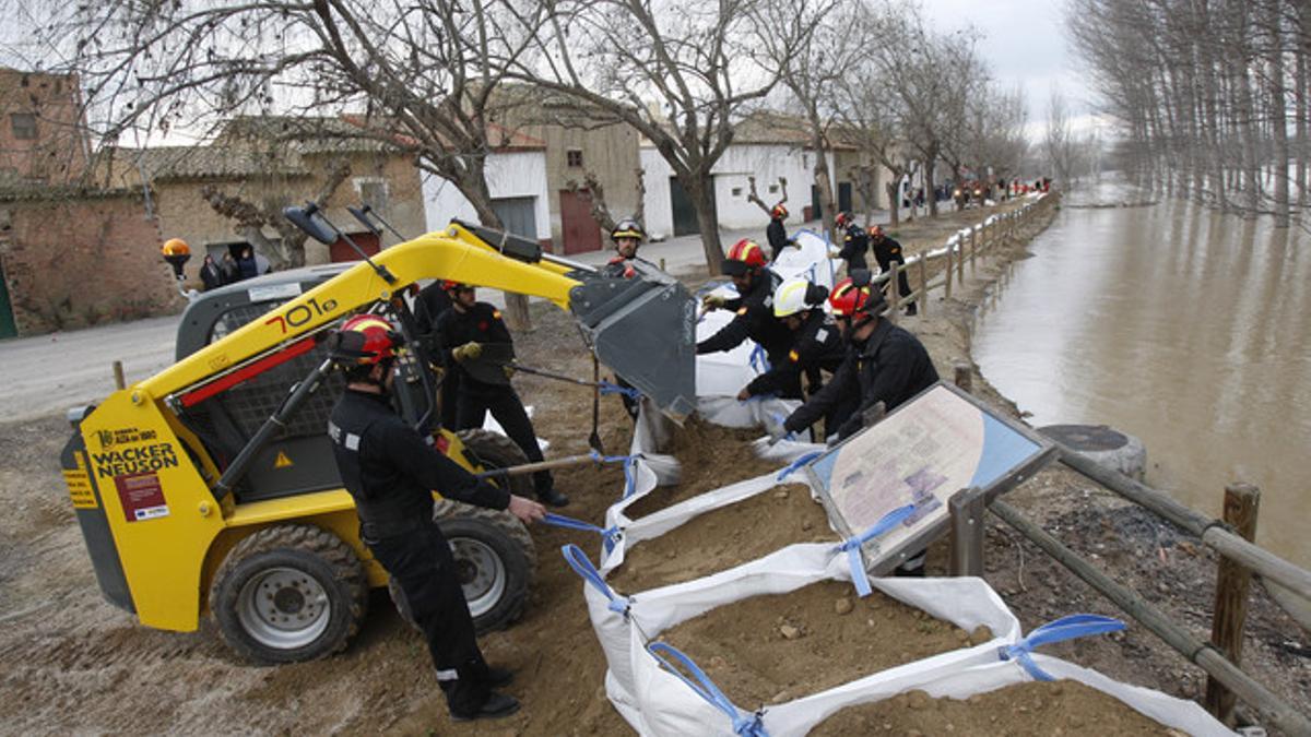 Colocación de refuerzos para evitar inundaciones en la localidad zaragozana de Cabañas de Ebro