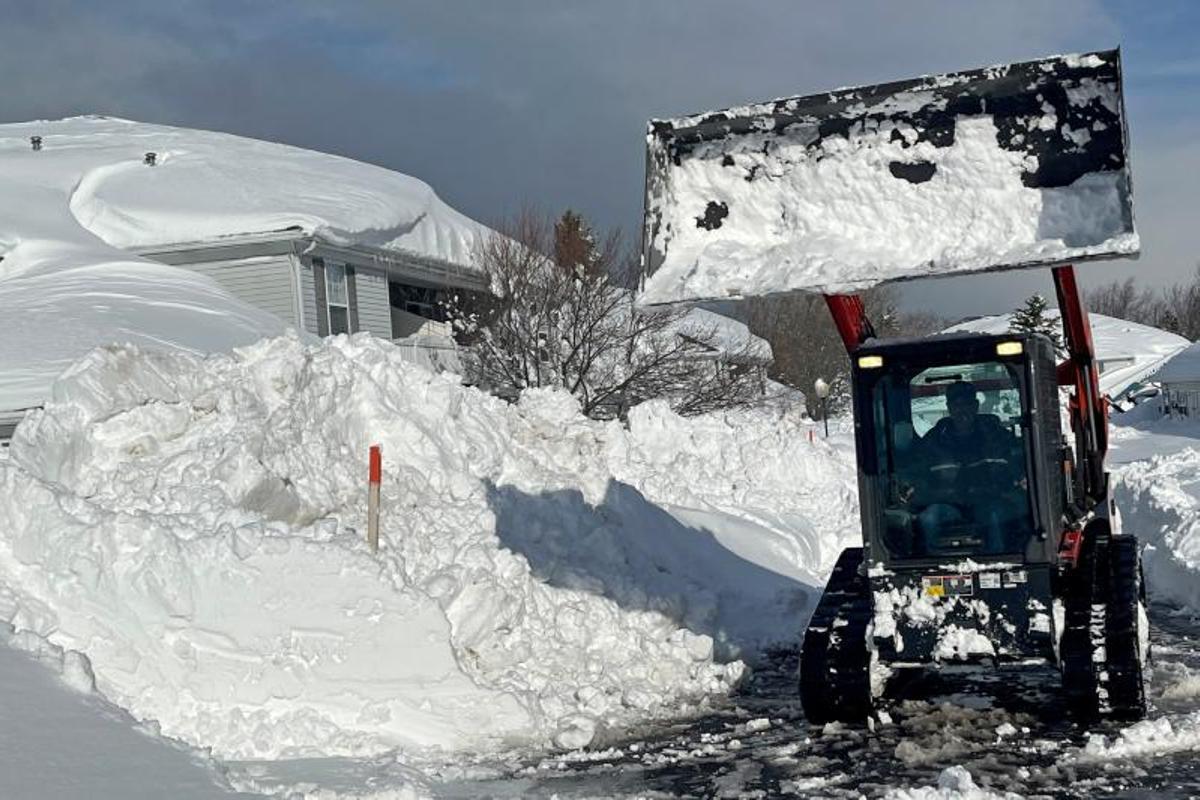 Una fuerte tormenta de nieve golpea Buffalo en Hamburgo, Nueva York, EE. UU