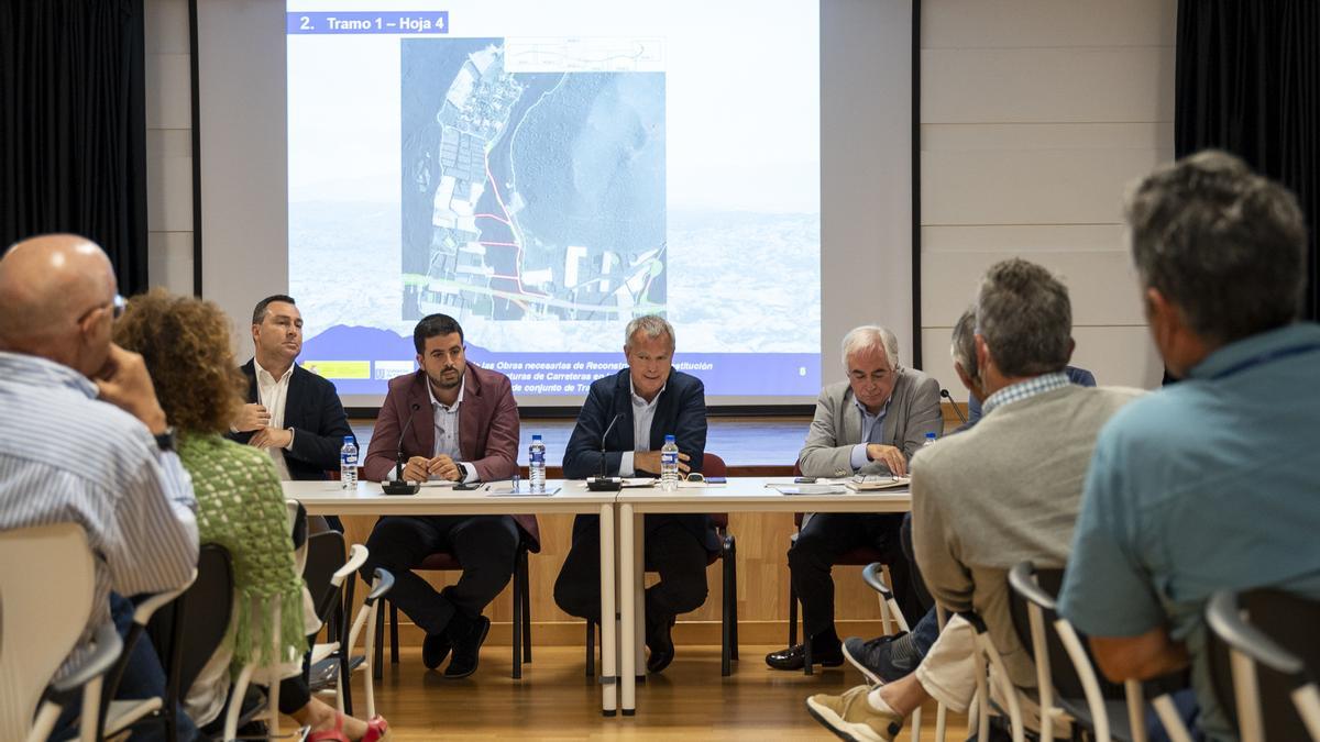 El consejero de Obras Públicas del Gobierno de Canarias, Sebastián Franquis, en uan reunión sobre el trazado de la nueva carretera de la costa de La Palma