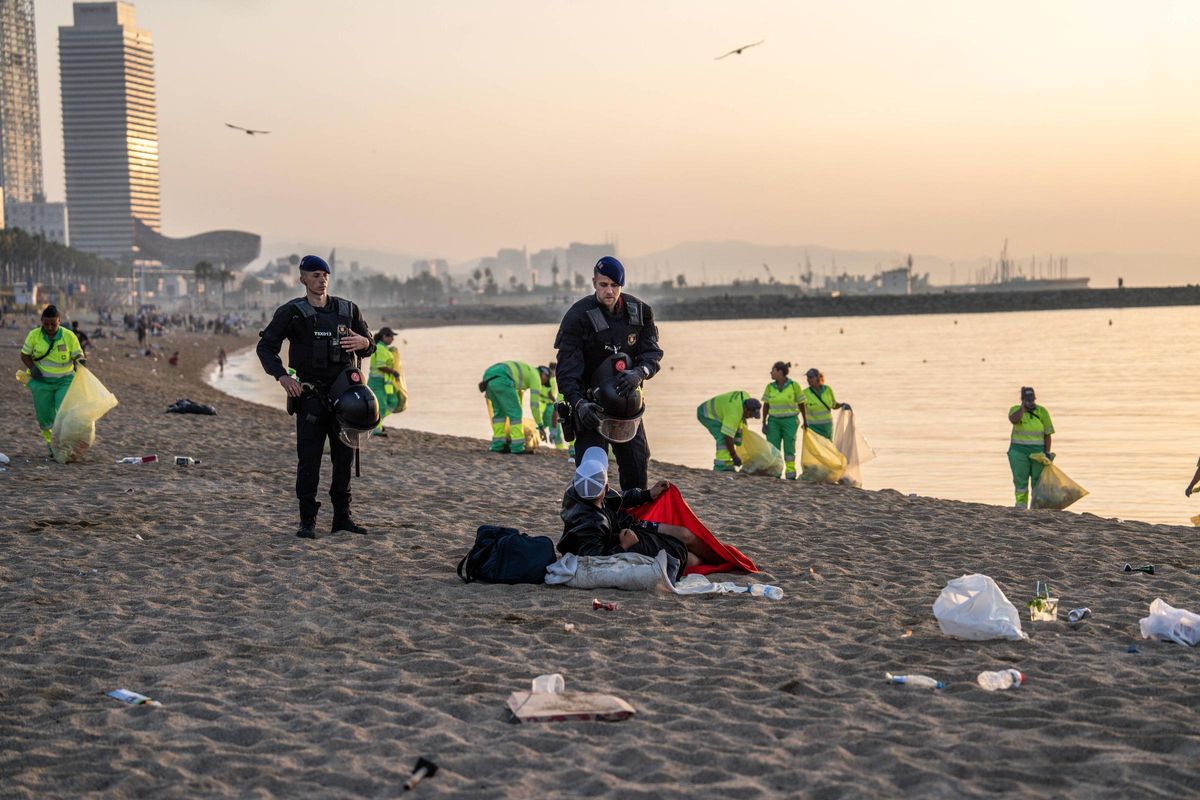 Limpieza de las playas de Barcelona tras la verbena de Sant Joan 2025