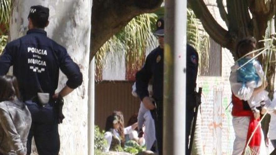 Policías trabajan en un parque de Murcia un Bando.