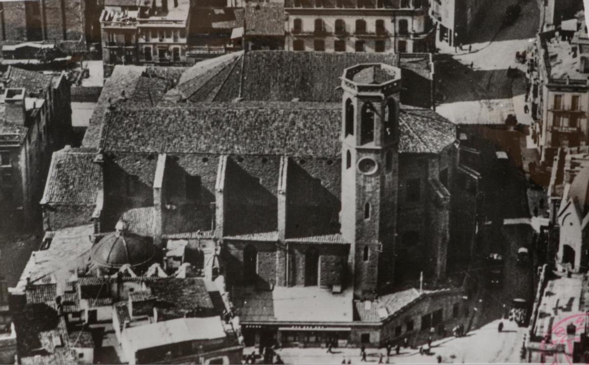 Vista aèria del convent -ara teatre- i l’església dels domincs