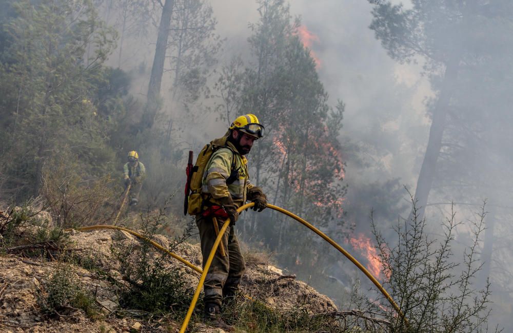 Los bomberos luchan contra el fuego en Guadalest