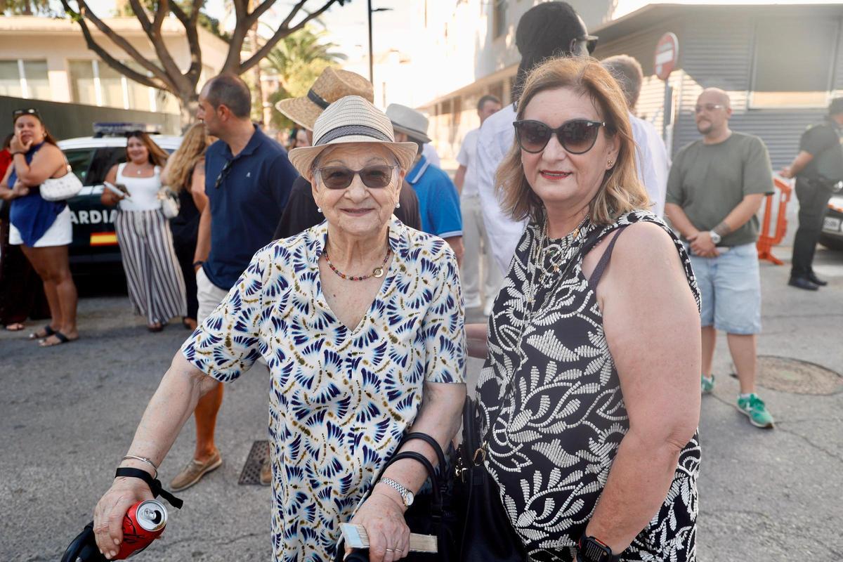 María, la madre de Ferran Torres, junto a su abuela en Foios