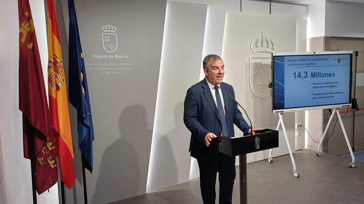 El consejero de Medio Ambiente, Juan María Vázquez, este viernes en rueda de prensa para anunciar las nuevas ayudas.