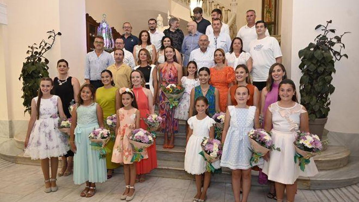 Foto de familia tras la elección de las reinas y las damas de la Magdalena del pasado año.