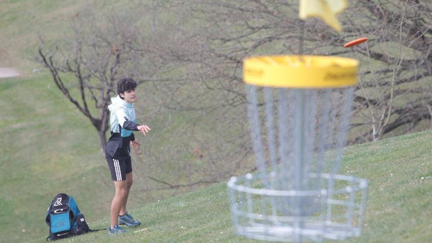 Xurde Menéndez, lanzando un disco durante el Open de España de disc golf en el Pura Tomás. | Miki López