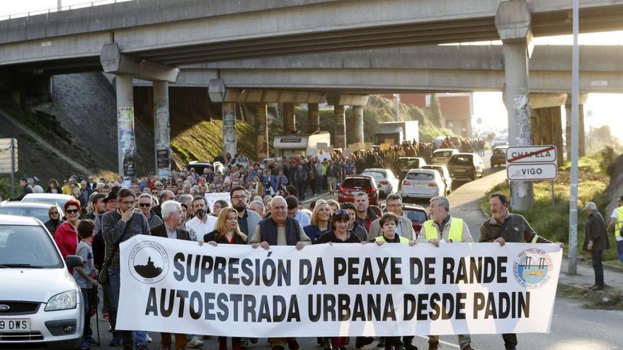 Vecinos de Teis y Chapela durante una protesta celebrada en 2019 para exigir el fin del peaje.