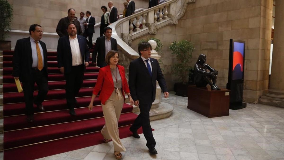 Forcadell y Puigdemont abren paso a la comitiva del Pacte Nacional pel Referèndum.