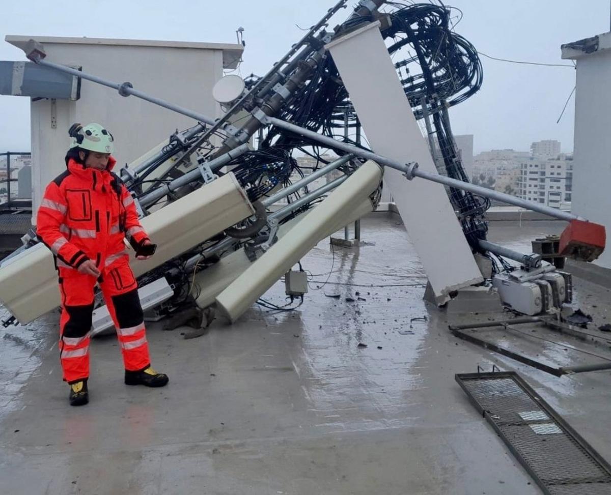 Antena caída en la zona de El Padrón, en Estepona.