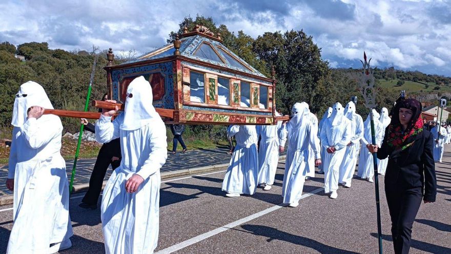 Procesión del Santo Entierro con el paso de la Urna en Bercianos de Aliste | CH. S.