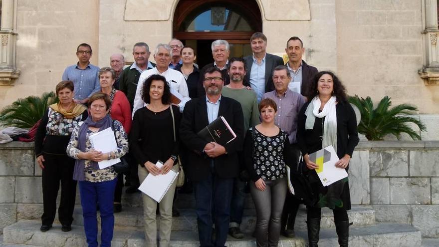 Foto de familia de autoridades y miembros de las entidades sociales.