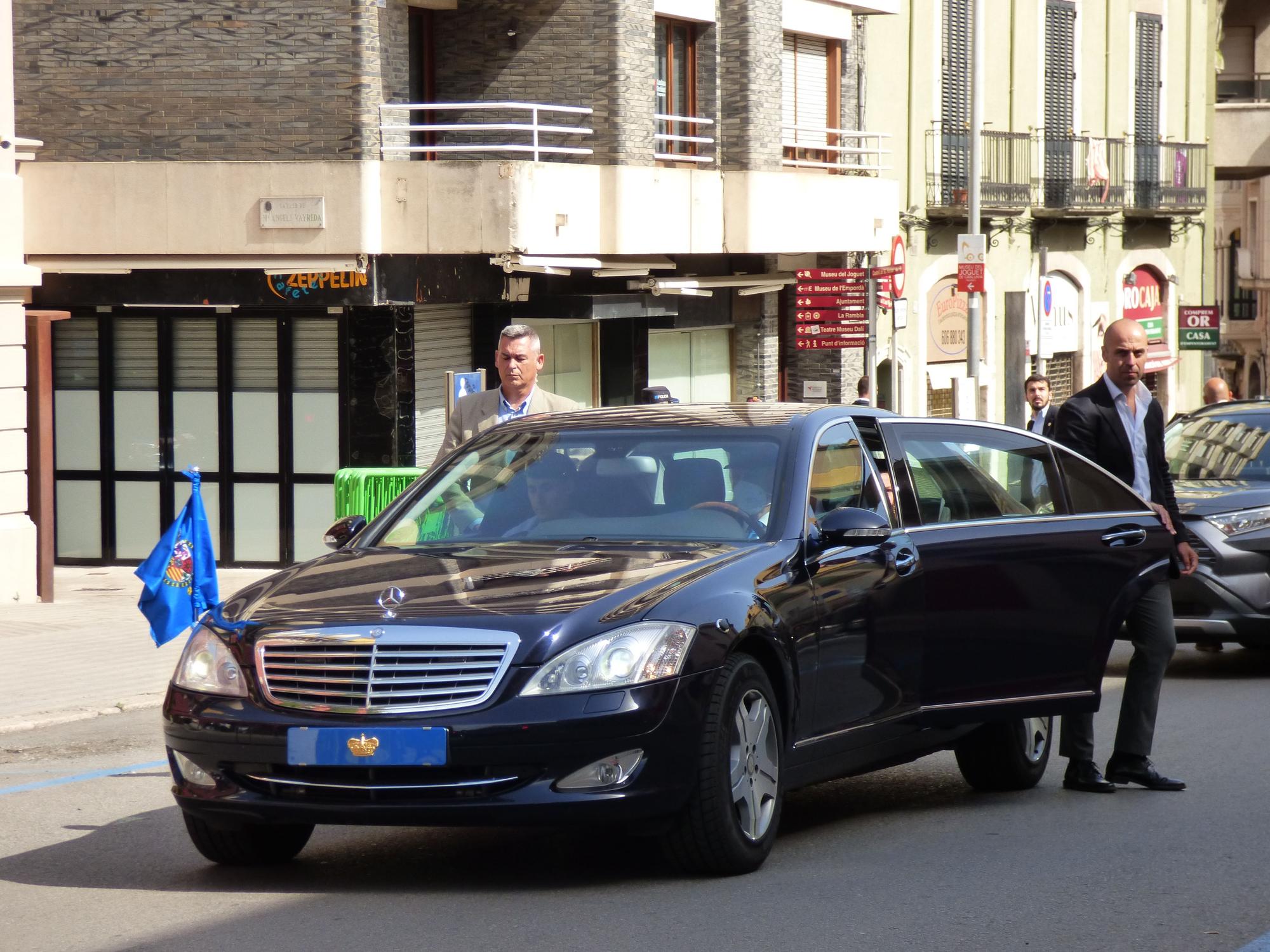 La princesa Elionor i la infanta Sofia rebudes a Figueres amb manifestants favorables i contraris