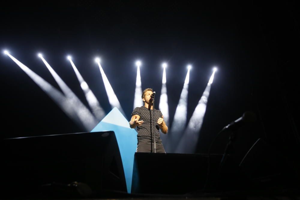 Un momento del concierto  de Alborán en la Plaza de Toros de Alicante.