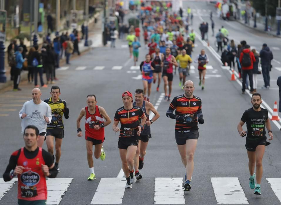 Los corredores del maratón completan la primera mitad del recorrido en los alrededores de Samil y Coruxo.