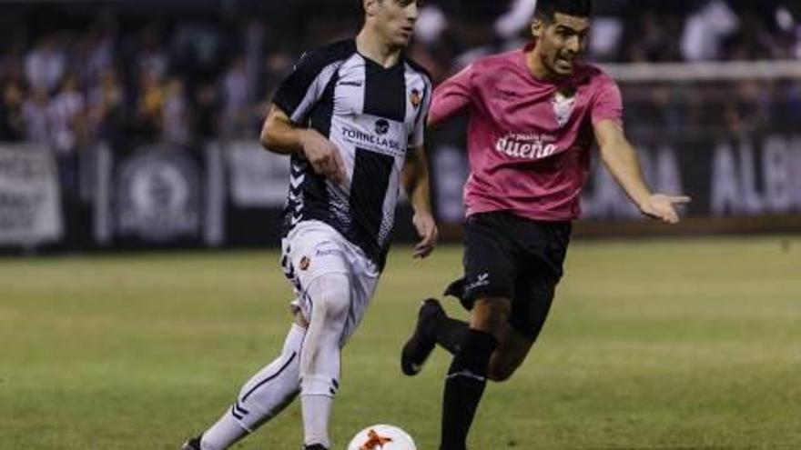 Serra controla el esférico en un encuentro en Castalia.