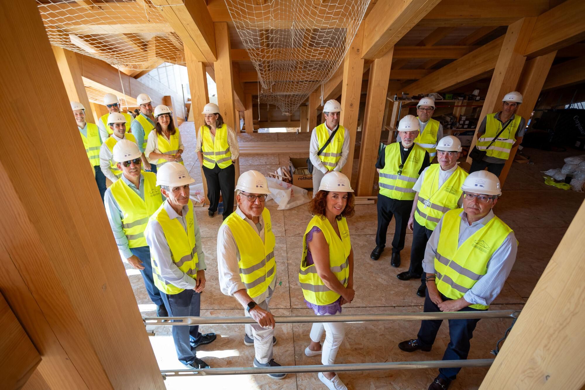 Visita institucional a las obras del tejado de la Catedral del presidente de la Diputación, Francisco Salado; junto con el obispo emérito, Jesús Catalá; el presidente de la Fundación Unicaja, José Manuel Domínguez; y los arquitectos del proyecto Juan Manuel Sánchez La Chica y Adolfo de la Torre Prieto