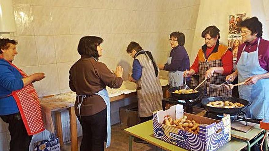 A la izquierda, trabajos de limpieza en Bercianos y elaboración de dulces; a la derecha, ensayos del Miserere en la iglesia parroquial.