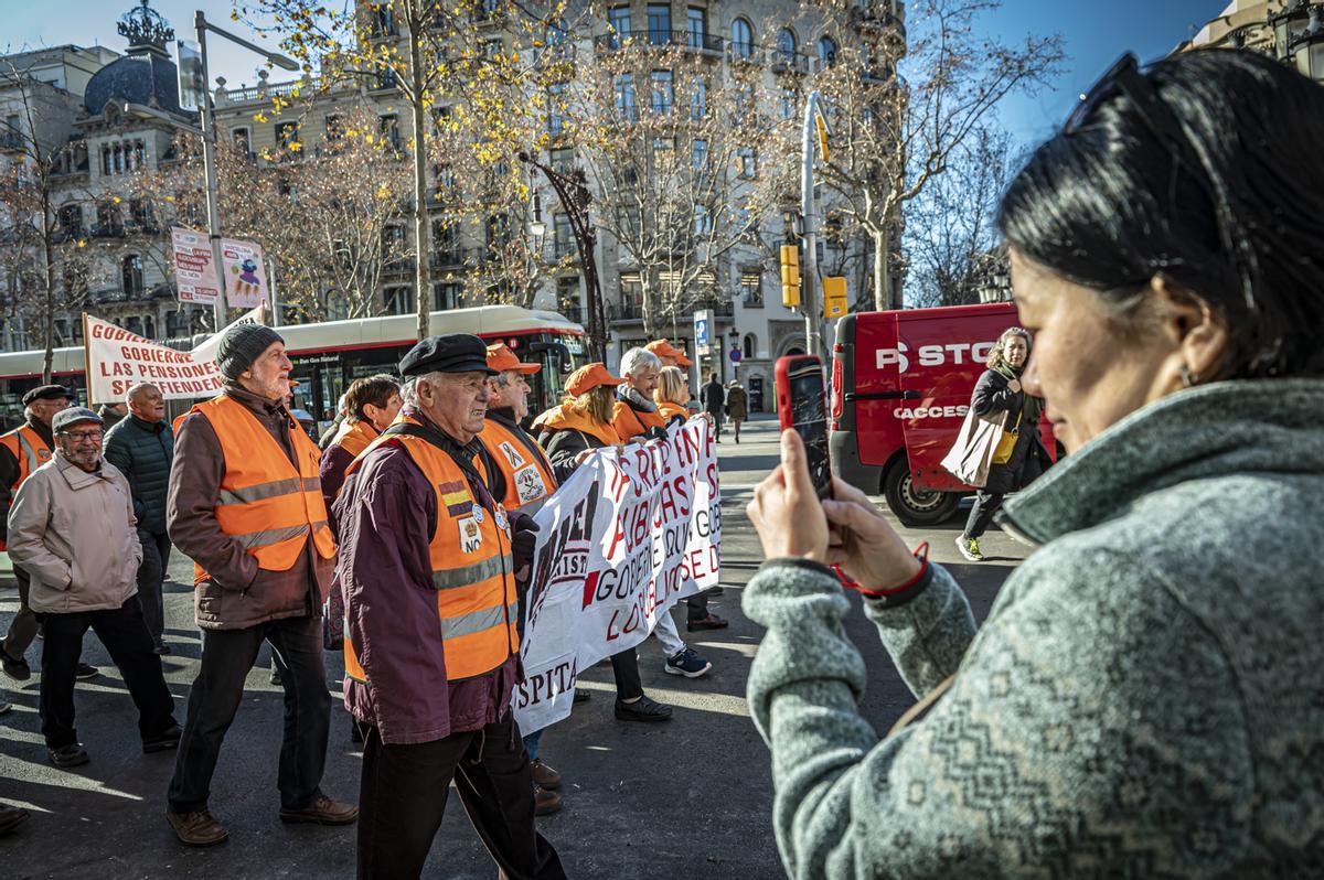 La Coordinadora de pensionistas se manifiesta por el centro de Barcelona