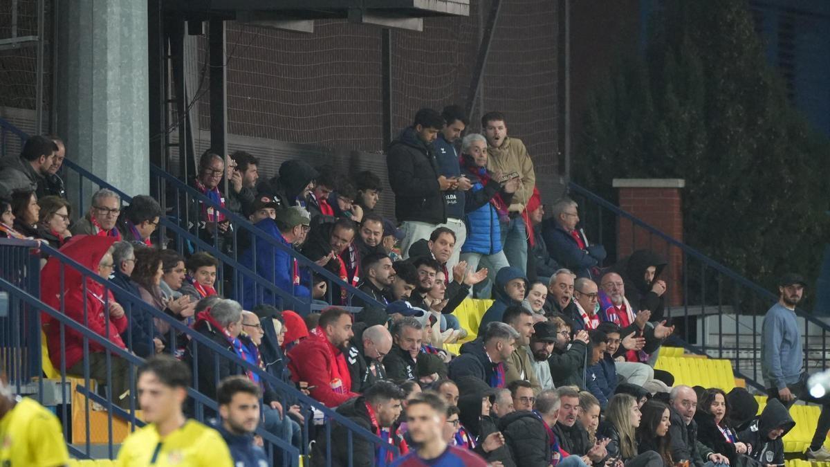 Medio centenar de aficionados del Eldense se desplazaron hasta Villarreal.