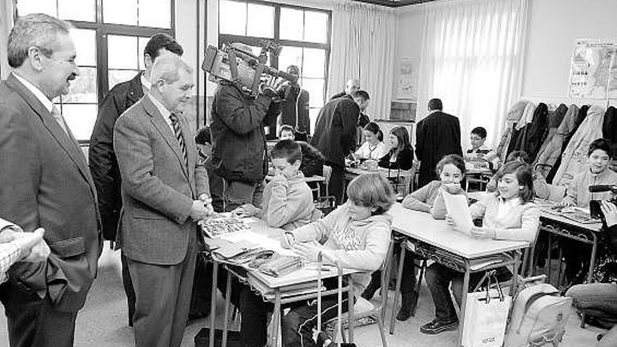 Graciano Torre, a la izquierda, y José Luis Iglesias Riopedre, ayer, en una clase del Colegio de la Gesta.