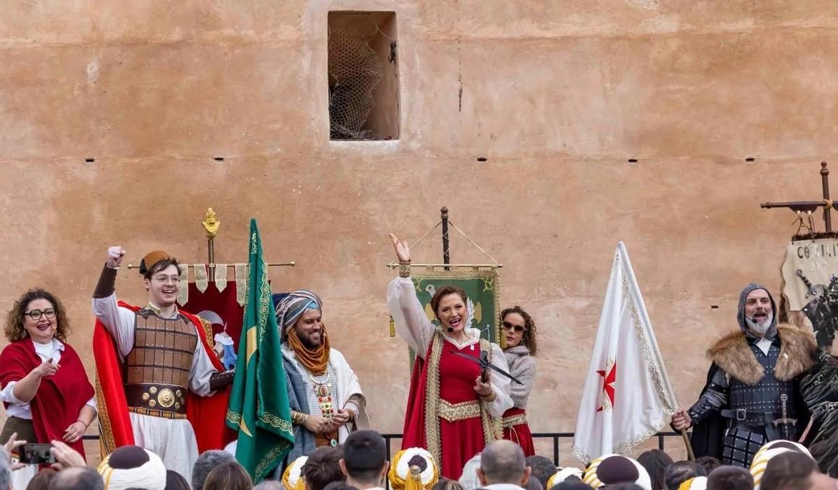 Uno de los actos más destacados será la teatralización del intercambio de banderas entre los cargos festeros.