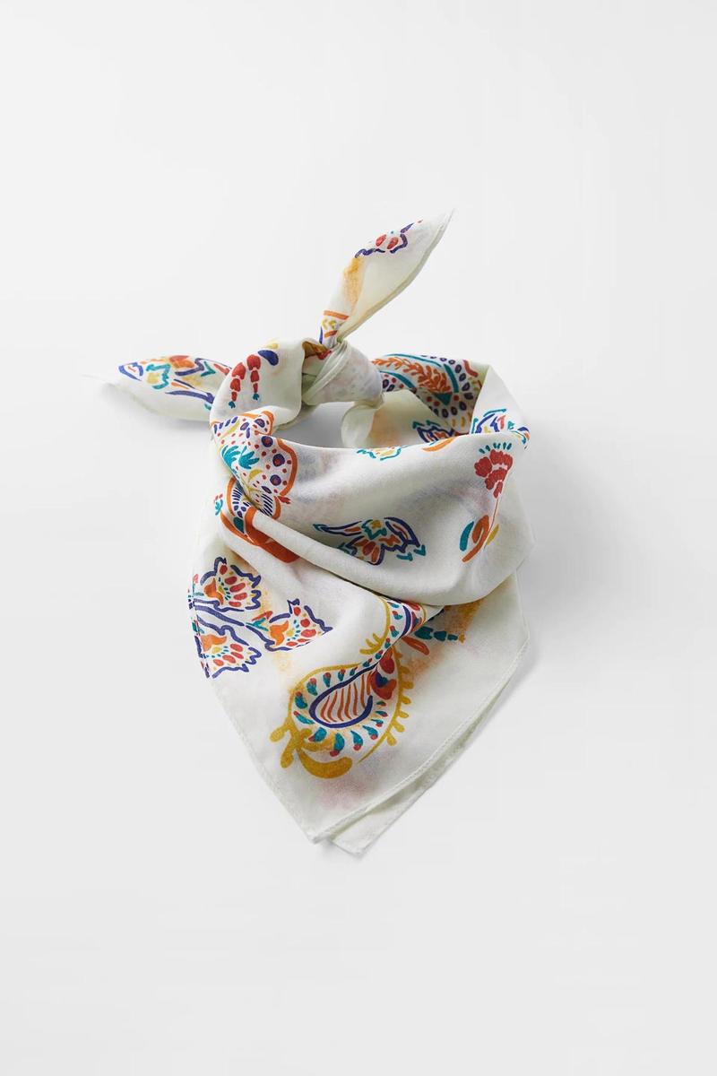 Pañuelo bandana estampado, de Zara (7,95 euros)