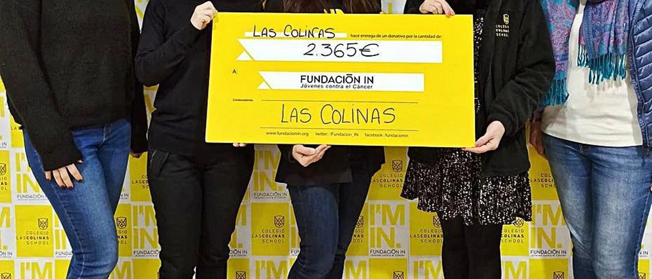 Entrega del talón de Las Colinas a la Fundación IN. | GANDIA