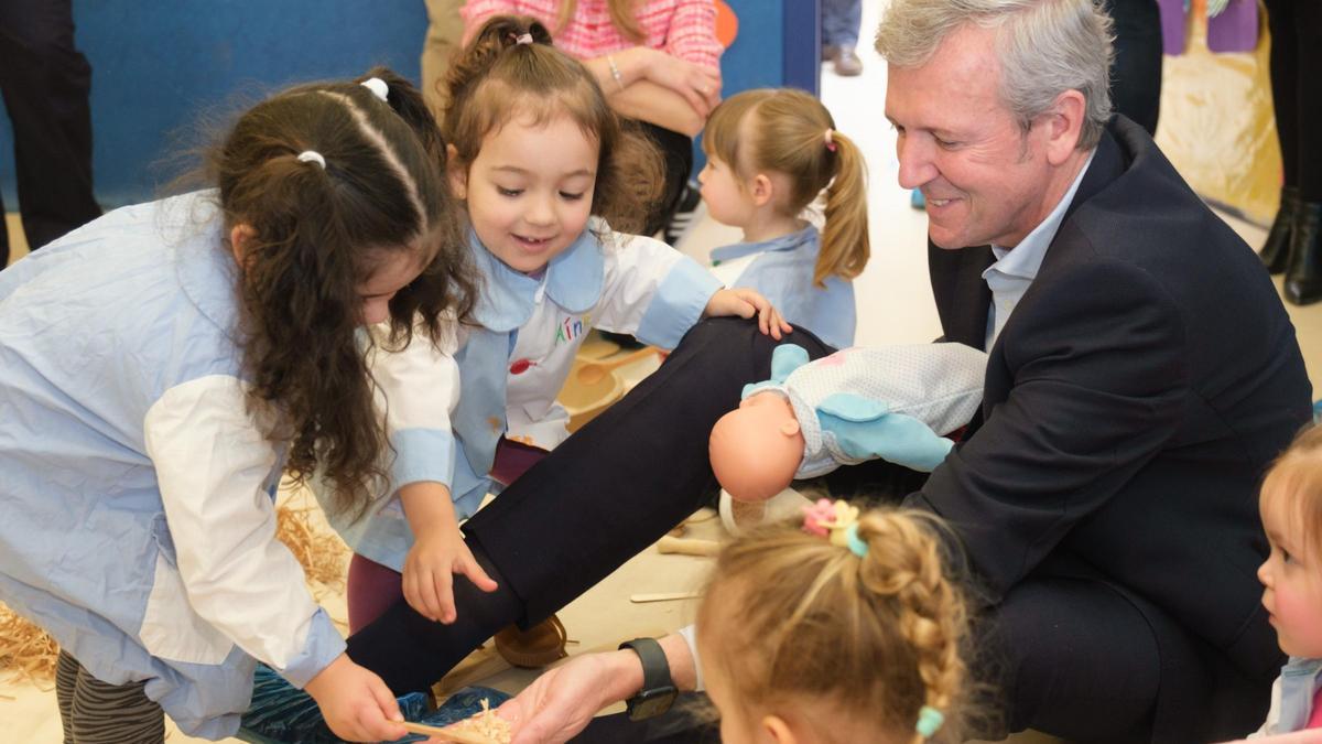 El presidente de la Xunta con un grupo de niñas de la escuela infantil de Coristanco