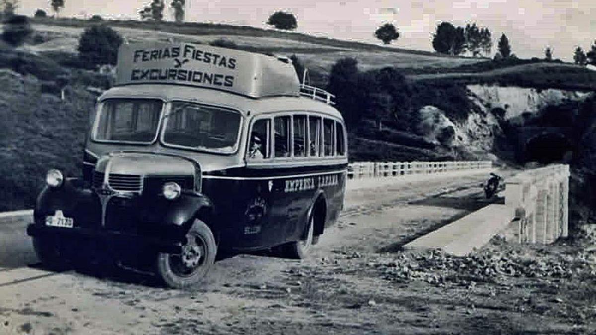 Un autobús da firma 
Lázara, de Silleda.