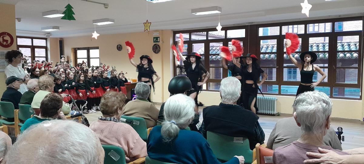GALERÍA | Las alumnas de Sandra Iglesias bailan para los "abuelos" de la residencia Virgen del Canto de Toro GALERÍA | Las alumnas de Sandra Iglesias bailan para los "abuelos" de la residencia Virgen del Canto de Toro
