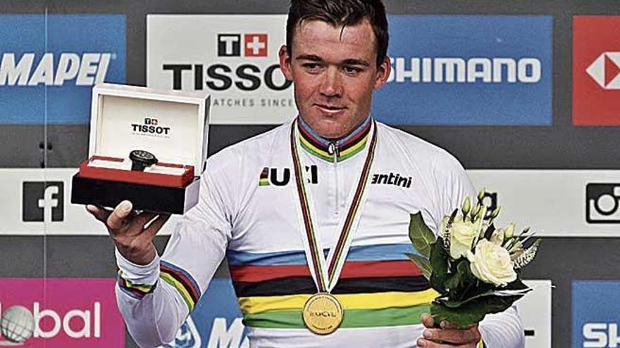 Mads Pedersen posa con el maillot arco iris de campeÃ³n del mundo.