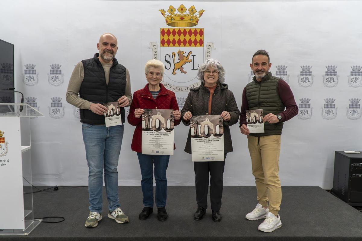 El concejal de Tradiciones de Nules, Ramón Martínez, posa con el cartel anunciador del centenario de la ermita de Sant Xotxim junto a representantes de la comisión organizadora de la celebración.