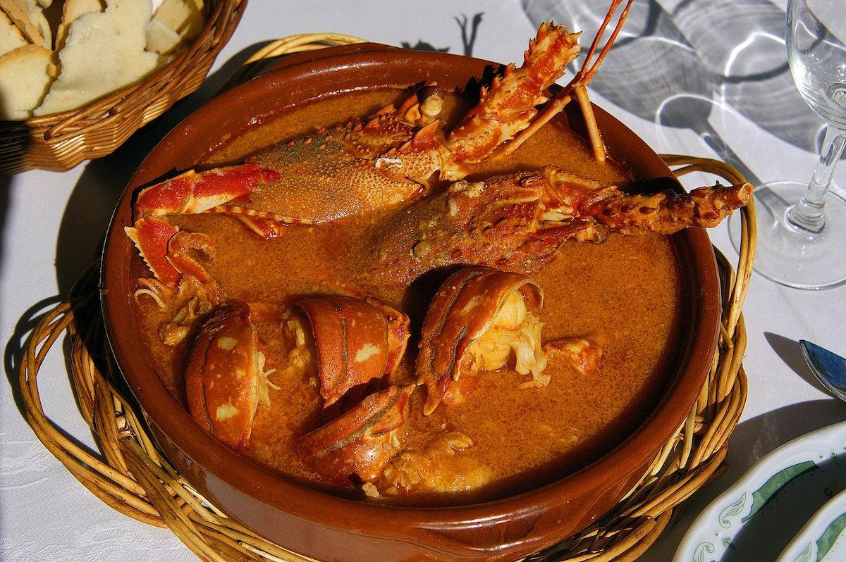 Plato de caldereta de langosta