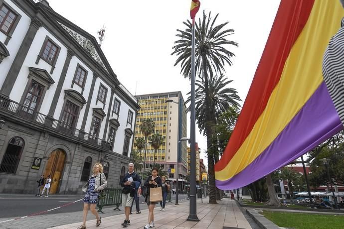 17-07-19 CANARIAS Y ECONOMIA. PARQUE DE SAN TELMO. LAS PALMAS DE GRAN CANARIA. Manifestacion, concentracion y despliegue de la bandera republicana delante del Palacio Militar. Fotos: Juan Castro.  | 17/07/2019 | Fotógrafo: Juan Carlos Castro